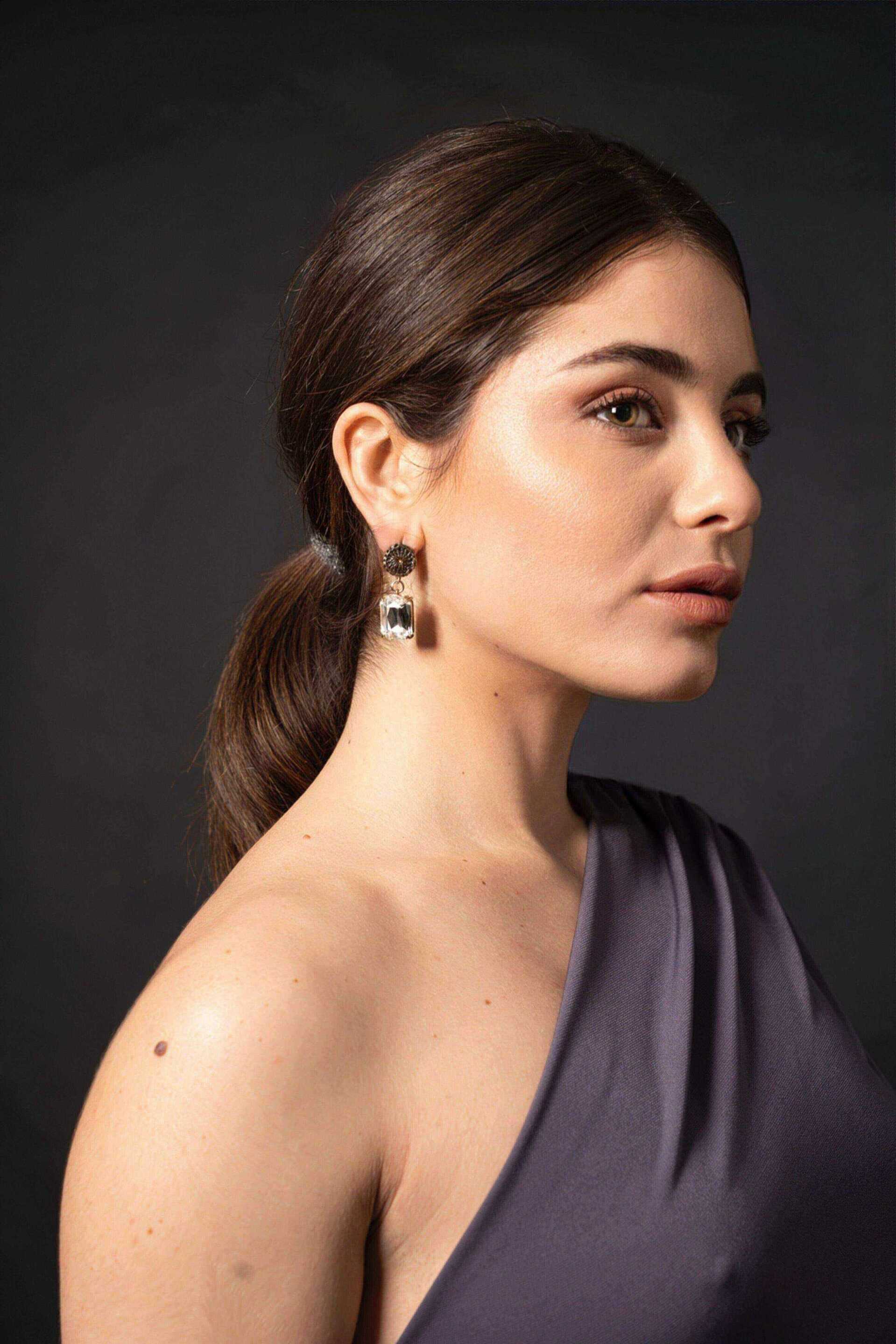 Miniatura Orecchini pendenti "Artisan Mesh" con cristallo Smoke - 100%CACHEMIRE