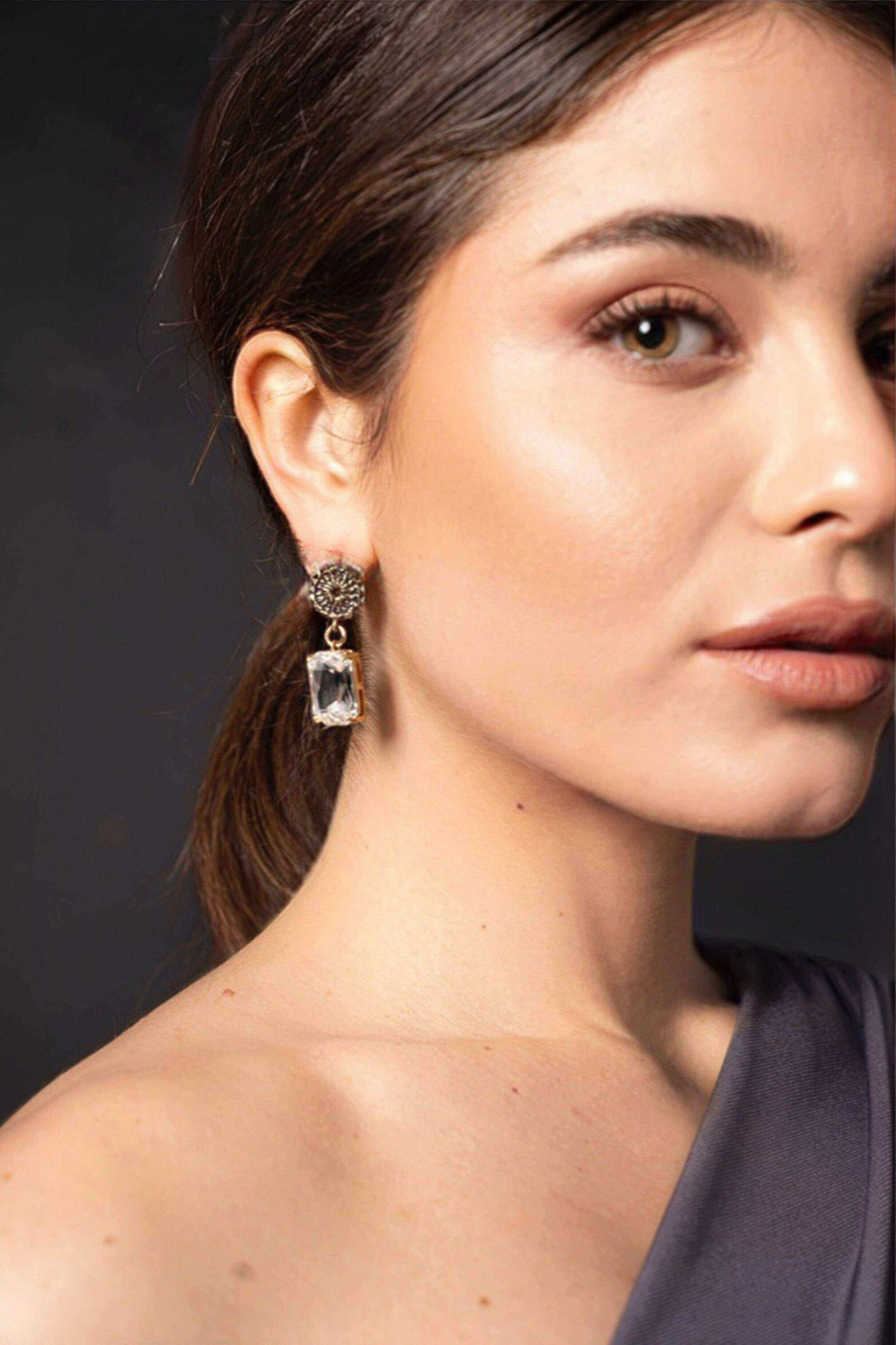 Miniatura Orecchini pendenti "Artisan Mesh" con cristallo Smoke - 100%CACHEMIRE