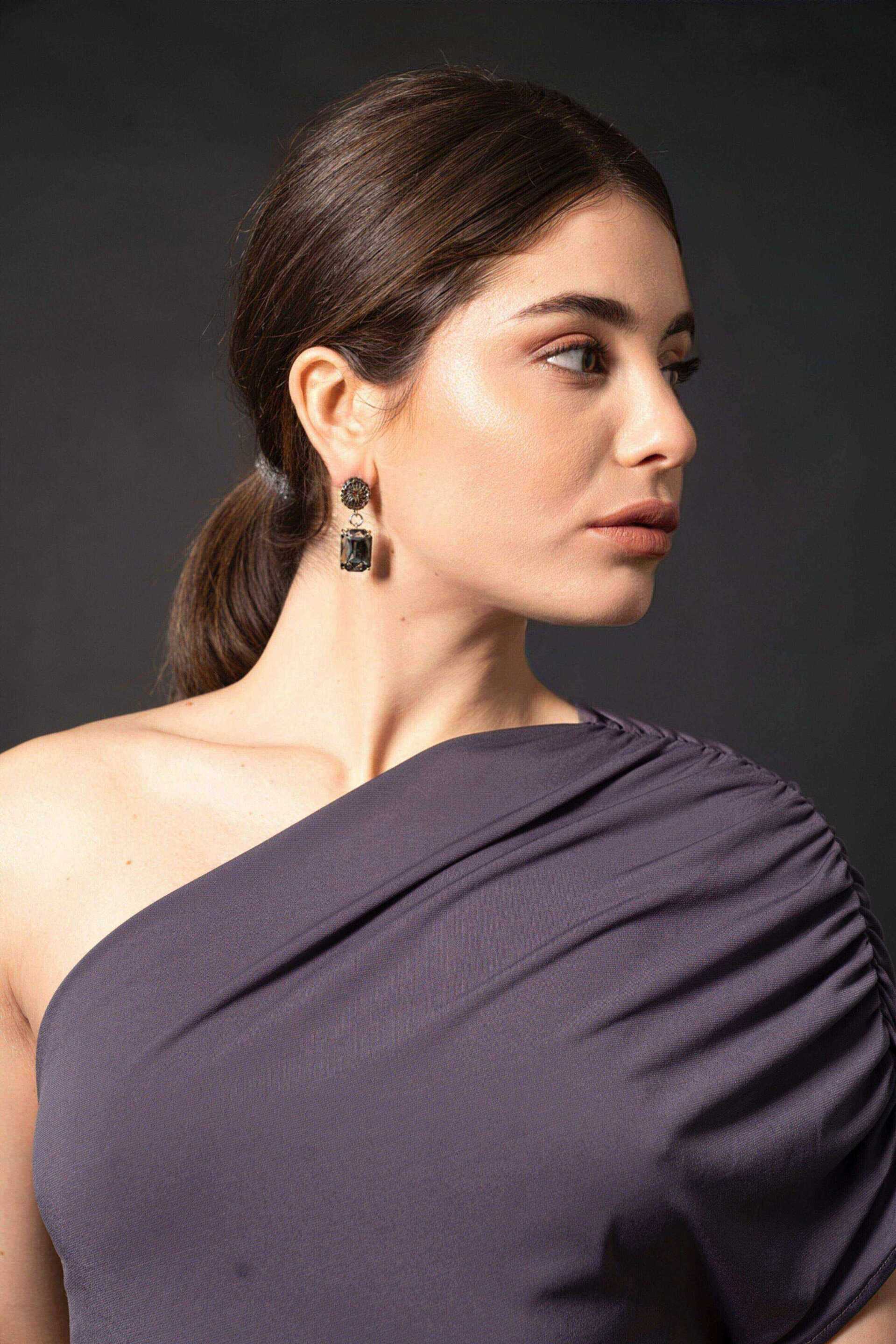 Miniatura Orecchini pendenti "Artisan Mesh" con cristallo Smoke - 100%CACHEMIRE