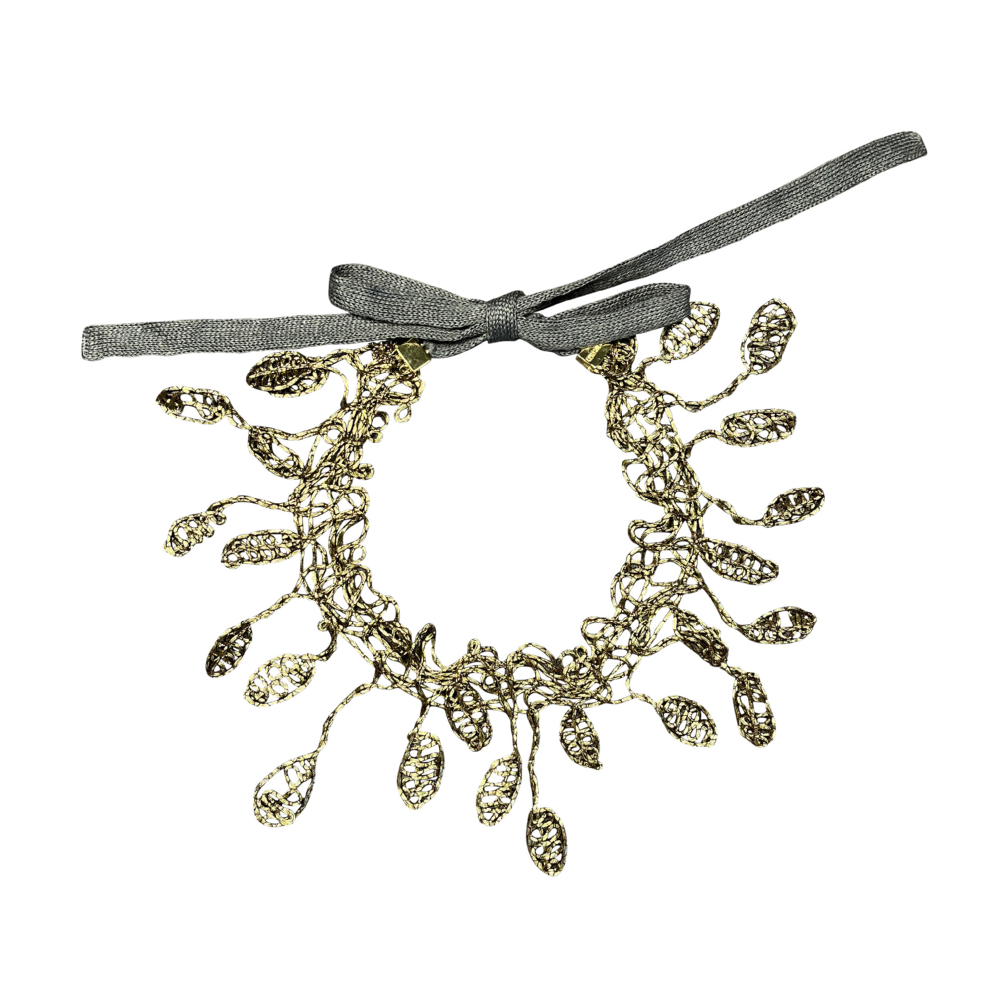 Choker a rete dorata con foglie ricamate