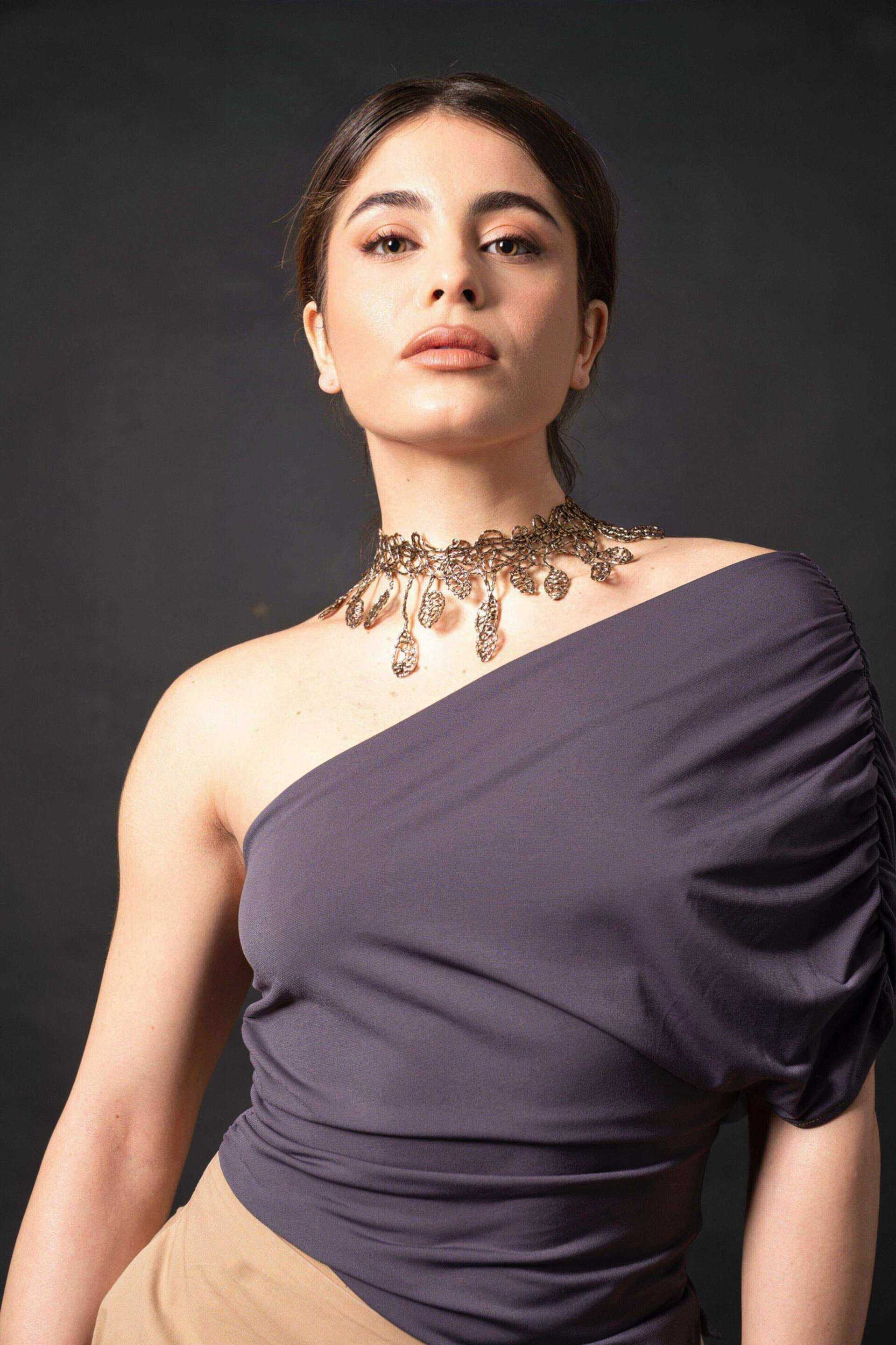 Miniatura Choker a rete dorata con foglie ricamate - 100%CACHEMIRE