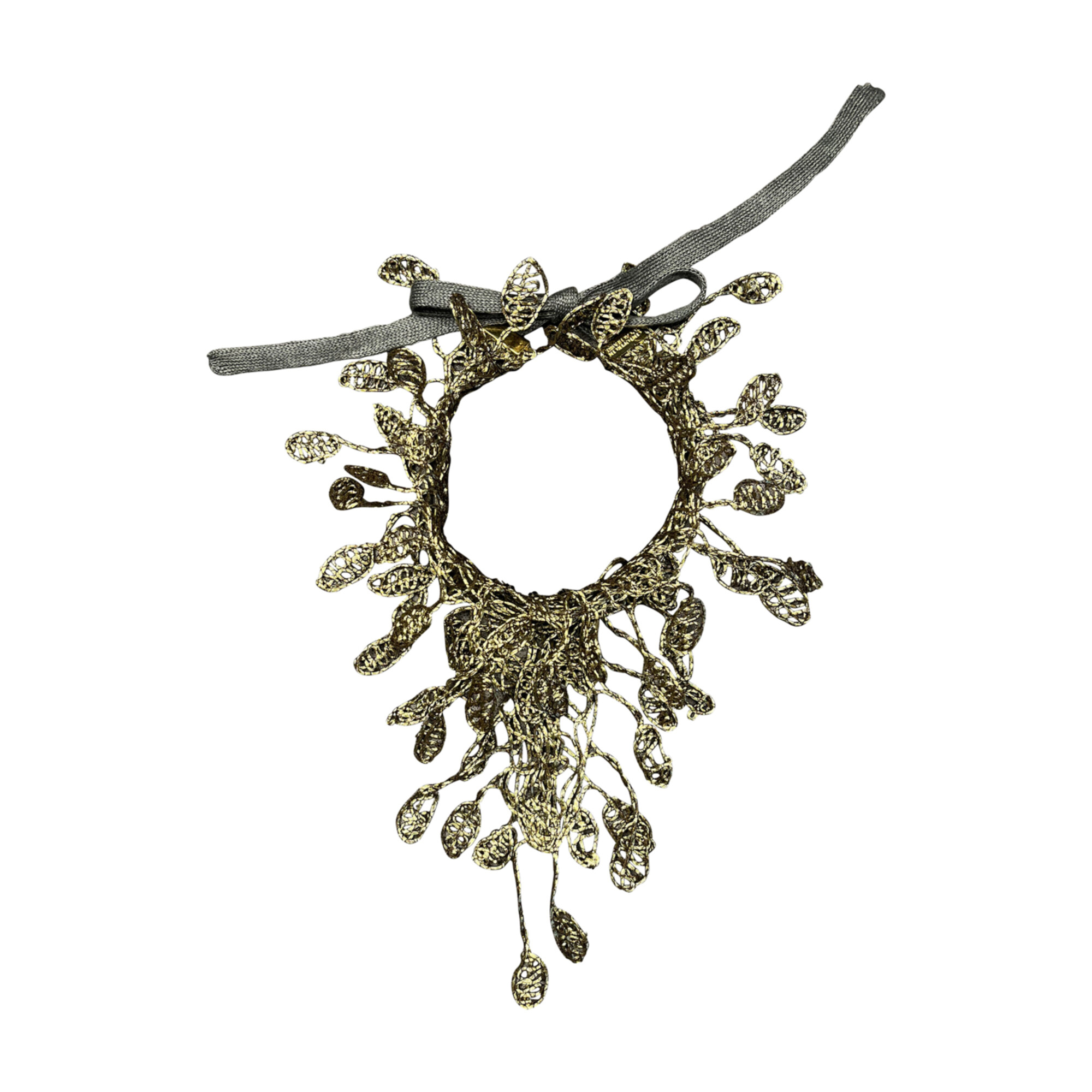 Collana a cravattino in rete metallica e foglie