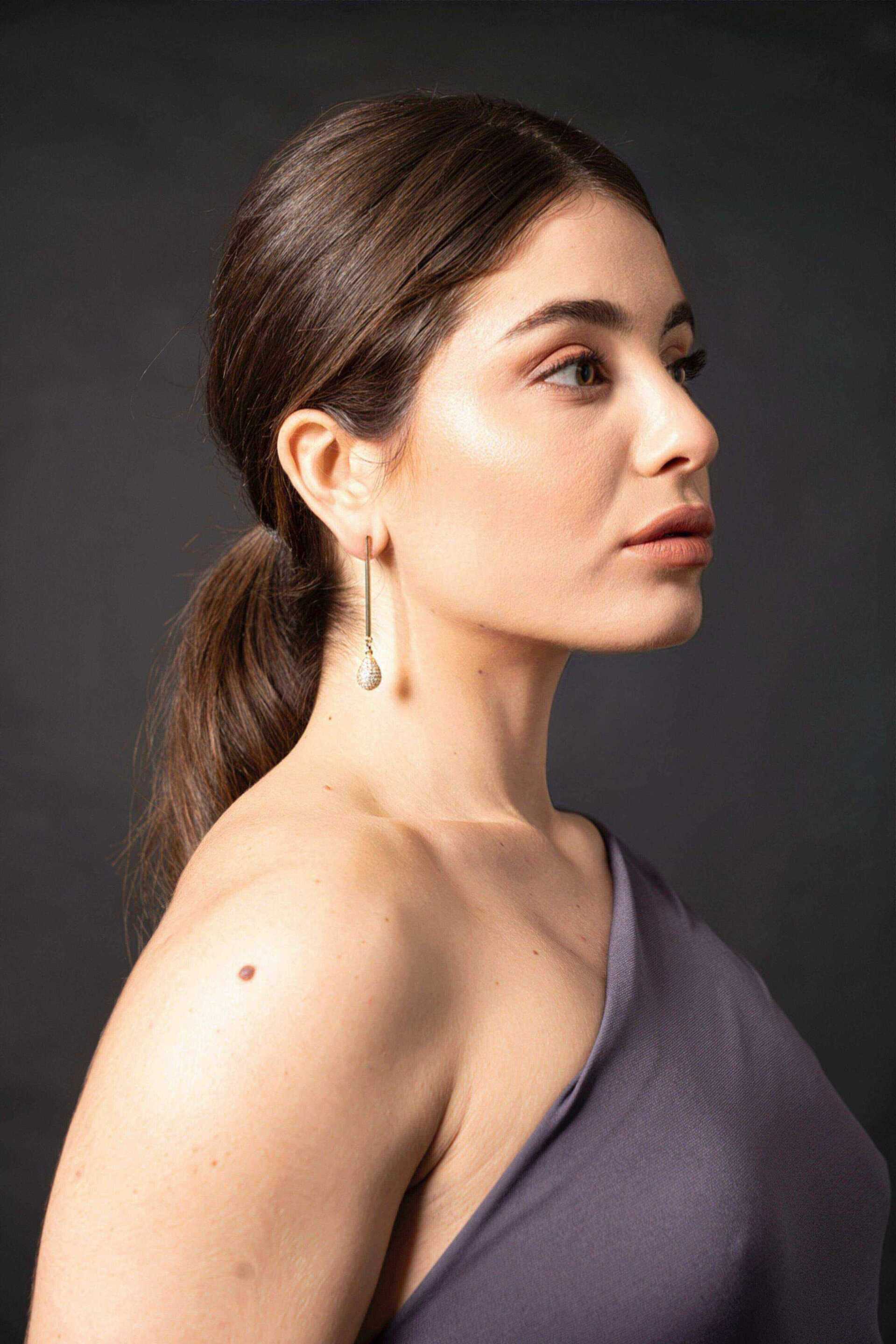 Miniatura Orecchini a cerchio texturizzato con cristallo - 100%CACHEMIRE