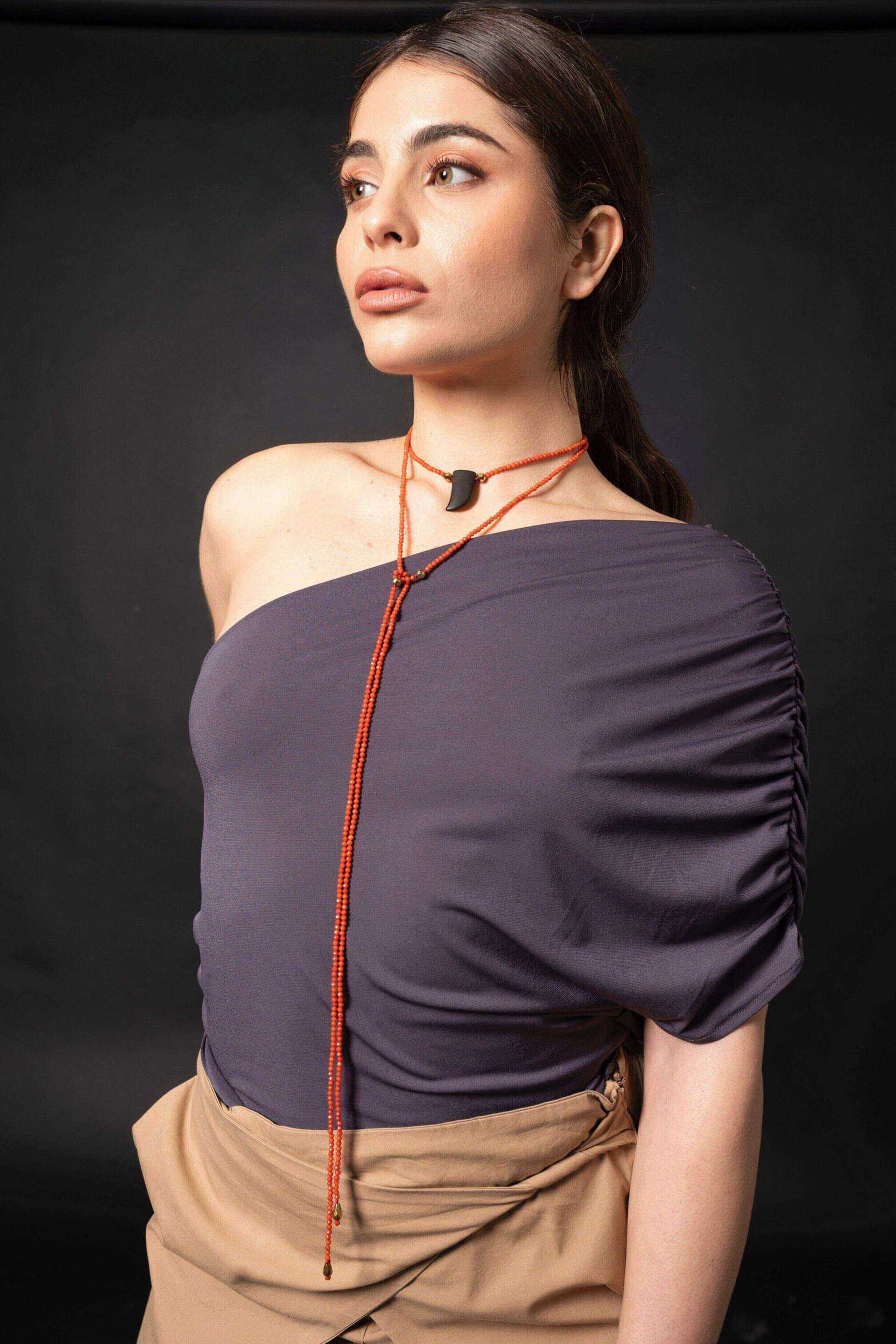 Miniatura Collana multifilo in corallini con pendente corno - 100%CACHEMIRE