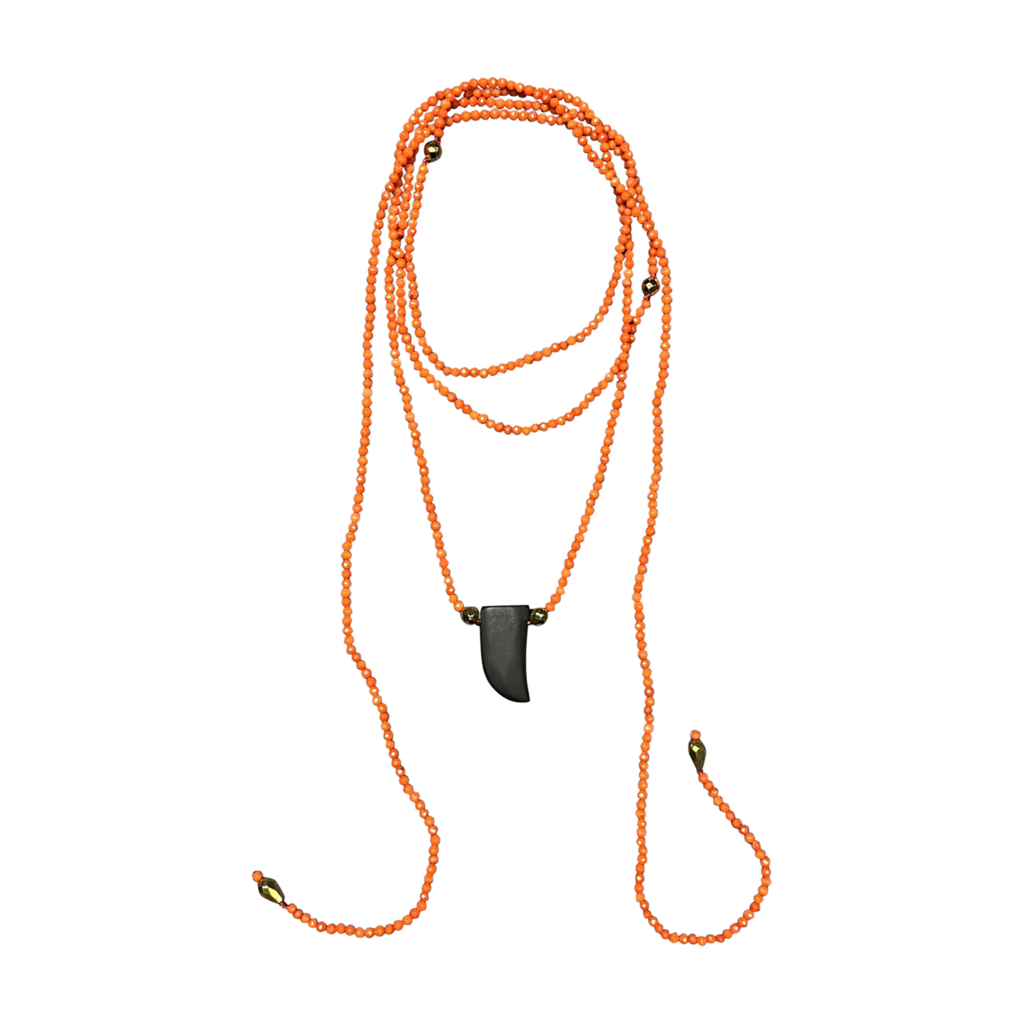 Collana multifilo in corallini con pendente corno