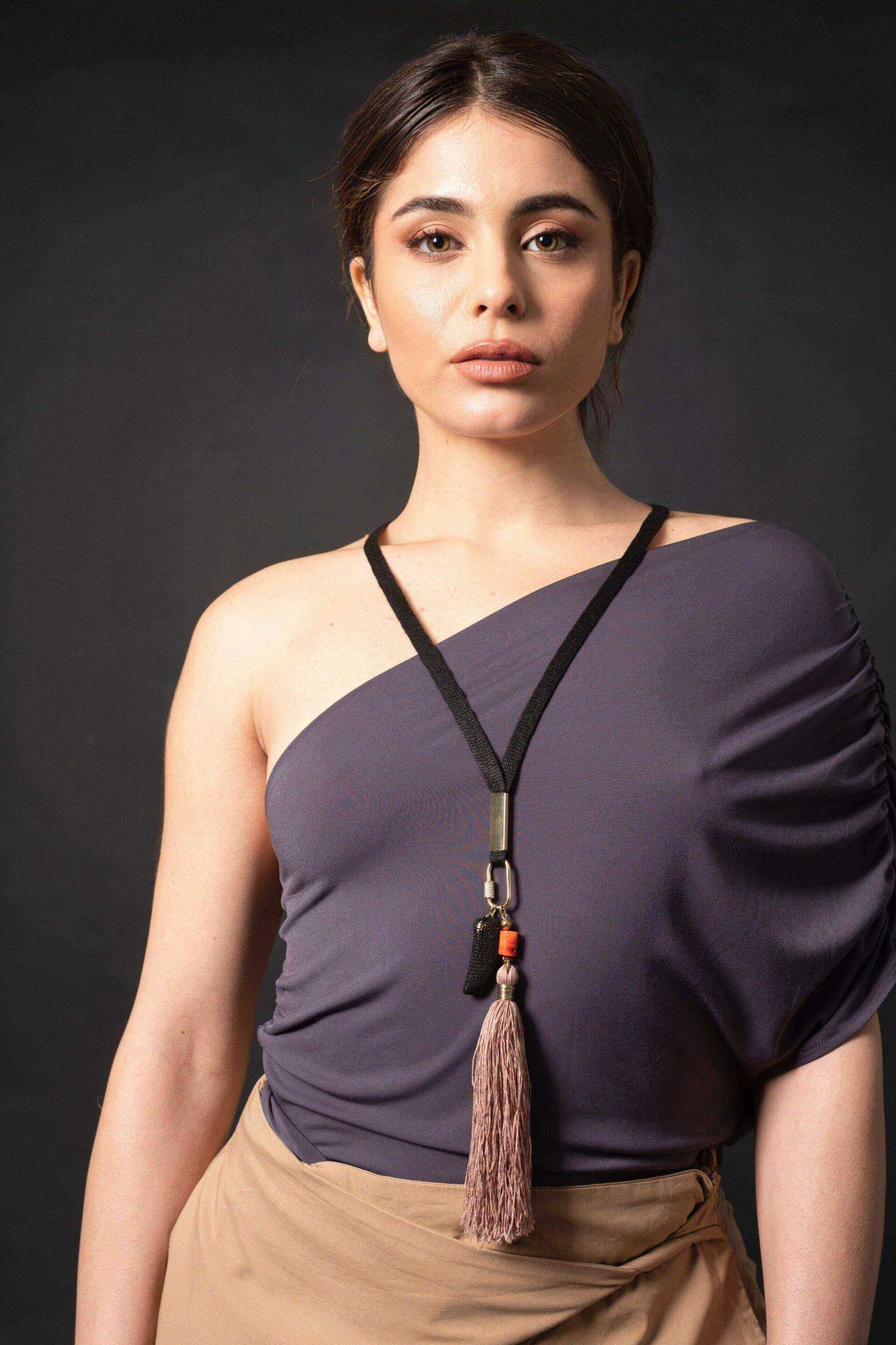 Miniatura Collana a cordoncino con nappa e charms - 100%CACHEMIRE