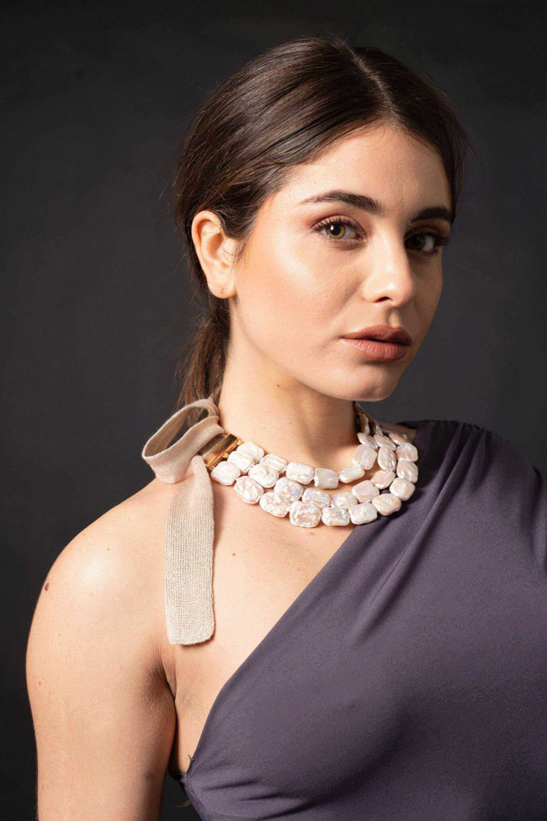 Miniatura Collana a tre fili di perle barocche con nastro - 100%CACHEMIRE